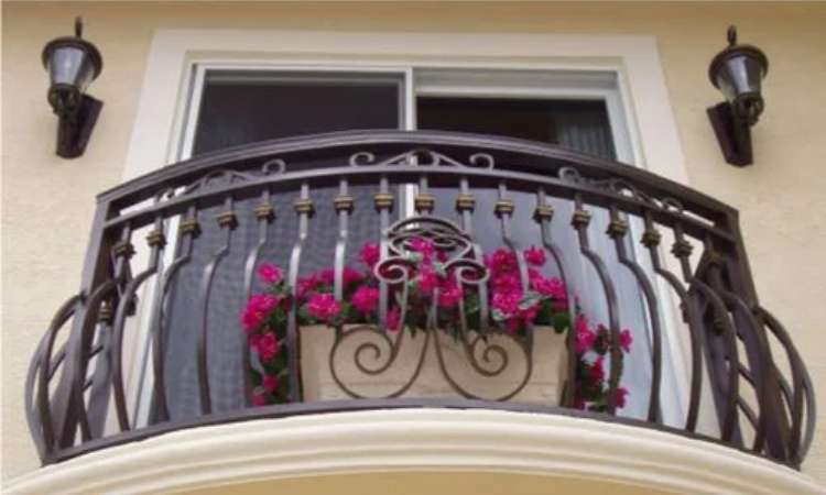 Curved Iron grill design for balcony
